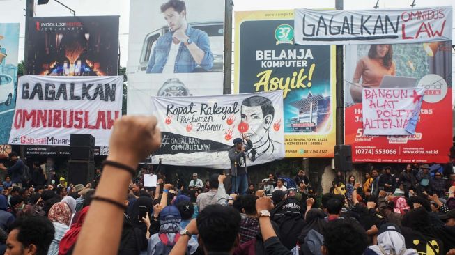 Aktivis yang tergabung dalam Aliansi Rakyat Bersatu (ARB) melakukan aksi damai #GejayanMemanggil Menolak Omnibuslaw di Gejayan, Sleman, D.I Yogyakarta, Senin (9/3).  [ANTARA FOTO/Andreas Fitri Atmoko]