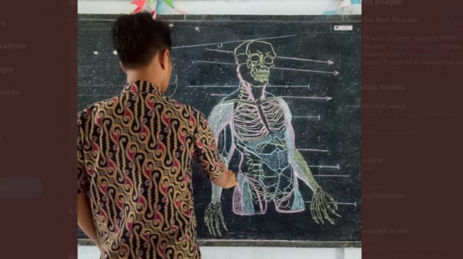 Tak Sebanding dengan Gajinya, Gambar Guru Honorer ini Niat Banget