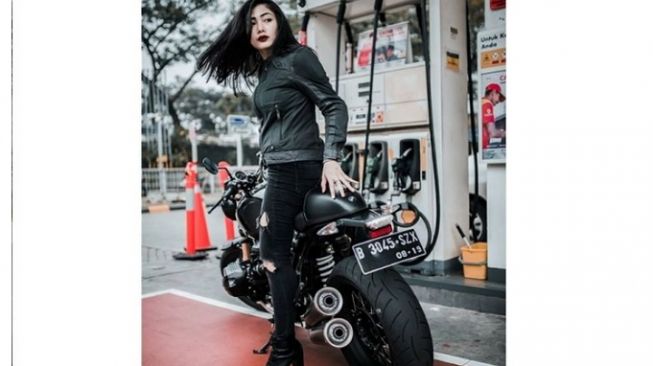 Nabila Putri bersama BMW R NineT [Instagram @nadilabylla].