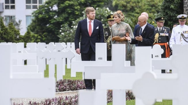 Raja Belanda Willem Alexander (kiri) didampingi Ratu Maxima Zorreguieta Cerruti (tengah) berbincang dengan Direktur Oorlogs Graven Stichting (Yayasan Makam Kehormatan Belanda) Robbert Van De Rijdt (kanan) saat berkunjung ke Ereveld Menteng Pulo, Jakarta, Selasa (10/3). [ANTARA FOTO/Hafidz Mubarak]