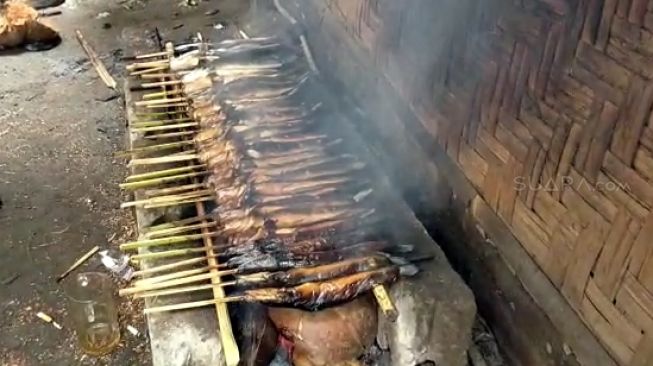 Proses pengasapan lele di Warung Mangut Lele Mbah Marto, menggunakan bilah bambu sebagai tusuknya [Suara.com/CNR ukirsari].