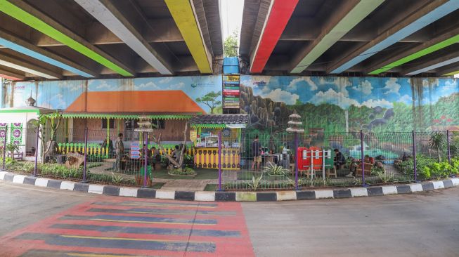 Suasana di Taman Bale Joglo dengan nuansa Betawi yang berada di kolong tol JORR W2, Joglo, Jakarta Barat, Senin (9/3).  [Suara.com/Alfian Winanto]