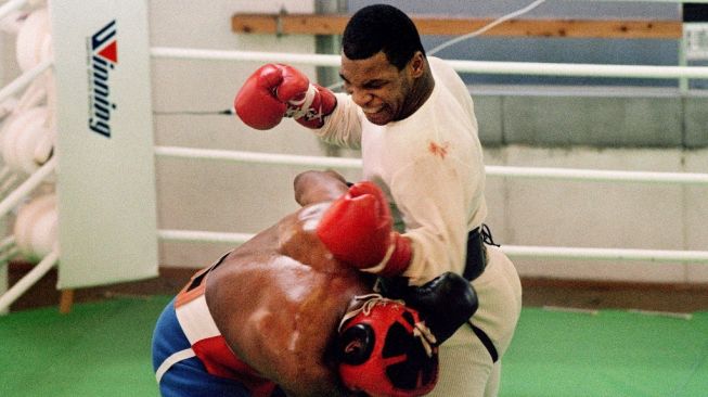 Petinju legendaris Mike Tyson (kanan) saat melakukan sparring melawan Oliver McCall di Tokyo, Jepang, 22 Februari 1988. [AFP/Kazuhiro Nogi]