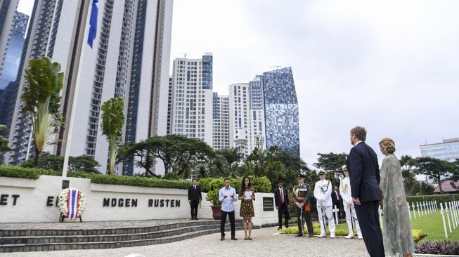 Raja Belanda Willem Alexander (kedua kanan) didampingi Ratu Maxima Zorreguieta Cerruti (kanan) mendengarkan pembacaan puisi usai meletakan karangan bungan saat berkunjung ke Ereveld Menteng Pulo, Jakarta, Selasa (10/3/2020).