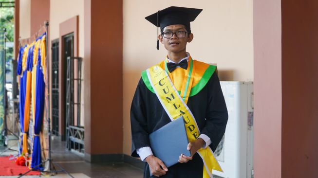 Inspiratif! Anak Buruh Tani Ini Raih Predikat Cumlaude di Kedokteran Unsoed