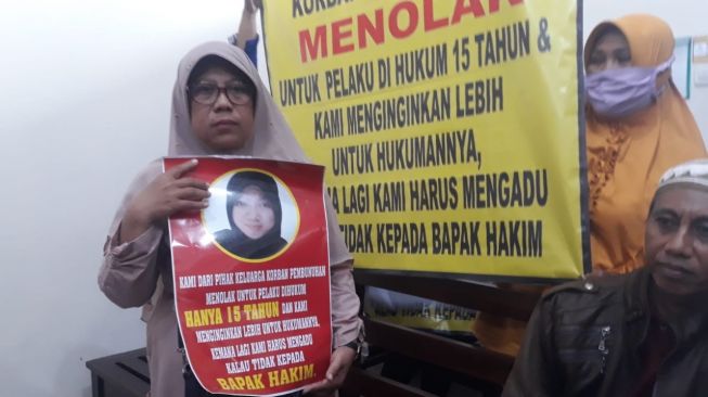 Vonis Dinilai Ringan, Keluarga Korban Pembunuhan Kafe Penjara Protes