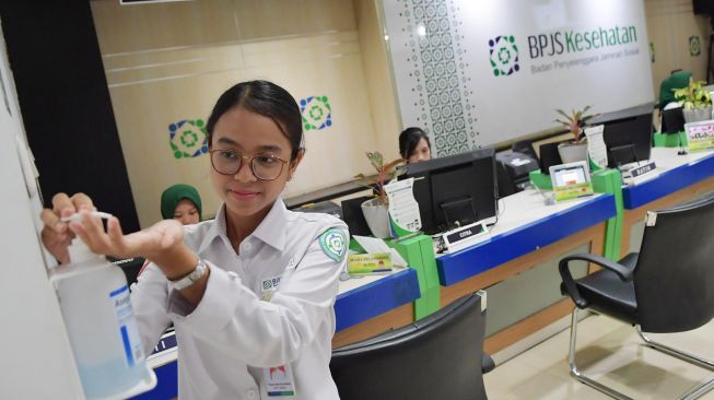 Petugas mencuci tangan menggunakan cairan antiseptik di Kantor Pelayanan Kantor Badan Penyelenggara Jaminan Sosial (BPJS) Kesehatan Jakarta Pusat, Matraman, Jakarta, Senin (9/3). [ANTARA FOTO/M Risyal Hidayat]
 
 