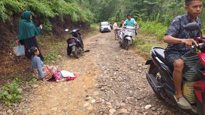 Borojol, Nama Bayi yang Lahir di Pinggir Jalan Rusak Lebak Banten