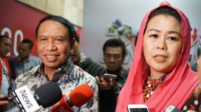 Menpora Zainudin Amali (kiri) dan Ketua Umum FPTI Yenny Wahid usai MoU pencairan dana Pelatnas dan Olimpiade 2020 di Gedung Kemenpora, Senayan, Jakarta, Selasa (10/3/2020). [Suara.com/Arief Apriadi]