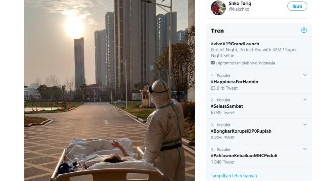 Pasien dan dokter menikmati sunset di rumah sakit Wuhan, China (Twitter/kakshko)