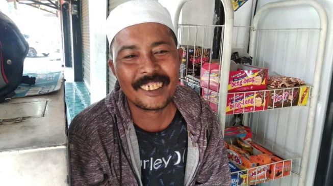 Ahmad Ramli (42) pemilik pedagang kelontong di sisi selatan Jalan Selokan Mataram. (Suarajogja.id / M Ilham Baktora]