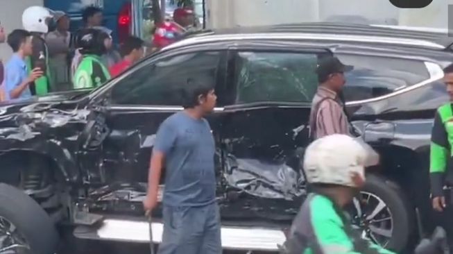 Bidik layar foto kondisi mobil Mitshubisi Pajero yang ditumpangi isri Irjen Boy Rafli Amar setelah ditabrak bus TransJakarta di Kebayoran Lama, Jakarta Selatan. (ist).