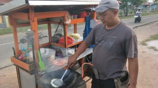 Kisah Dadang, Penjual Makanan Keliling Terkenal di Mempawah