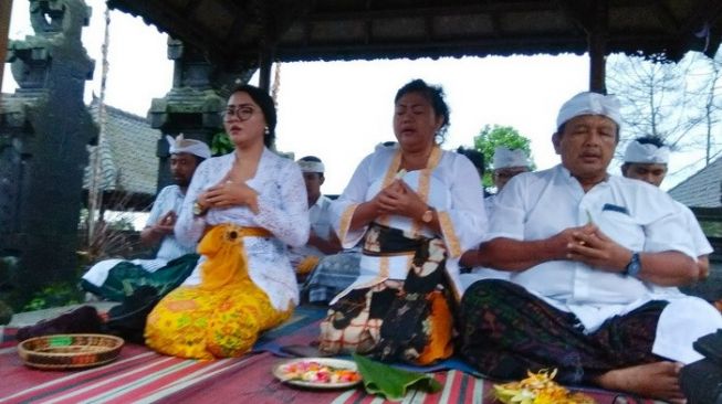 Mohon Terhindar Corona, Bupati Mas Sumatri Hadiri Doa di Pura Besakih