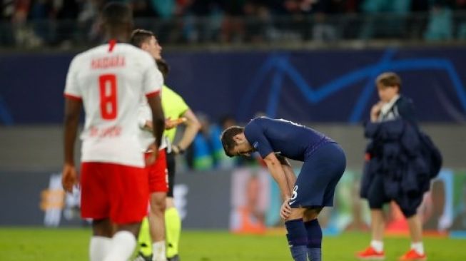 Gelandang Tottenham Hotspur Harry Winks tampak kecewa di akhir laga setelah dikalahkan oleh RB Leipzig di leg kedua babak 16 besar Liga Champions.Odd ANDERSEN / AFP