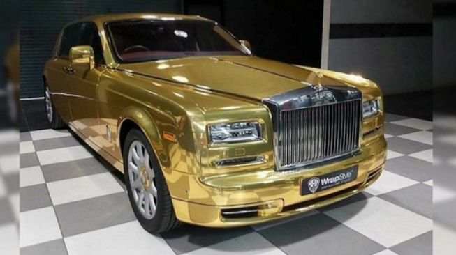 Penampilan sebuah Rolls-Royce Phantom sepuh emas [Twitter: @Silver_Watchdog].