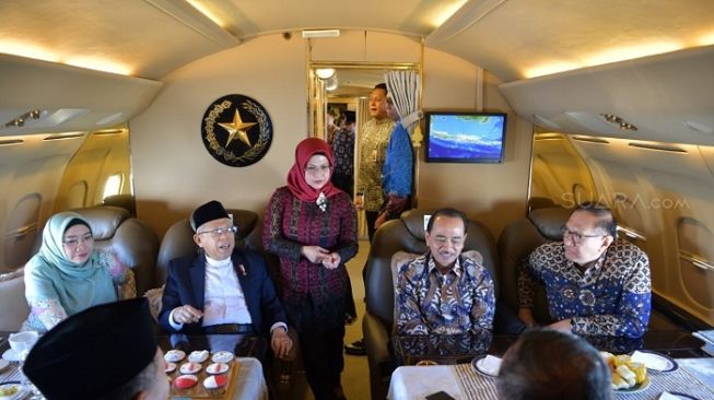  Wakil Presiden Ma'ruf Amin dikasih kejutan ulang tahun ke-77 di Pesawat Kepresidenan BAe-RJ 85. (Dokumentasi Setwapres)