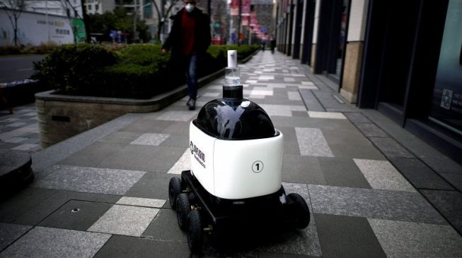 Robot dengan dispenser pembersih tangan berkeliling komplek perbelanjaan di tengah mewabahnya virus novel corona, di Shanghai, China, Rabu (4/3/2020). Sebagai ilustrasi robot penangkis serangan Corona [ANTARA Foto/REUTERS/Aly Song/foc/djo]