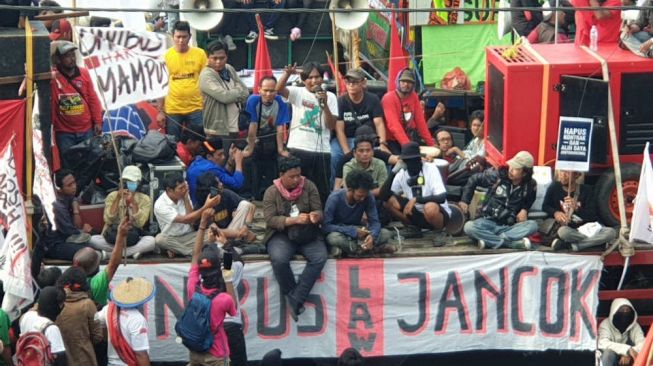 Warga Banyuwangi Curhat saat Demo Omnibus Law: Pemerintah Seperti Malaikat