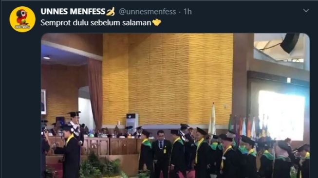 Cegah Corona di Upacara Wisuda UNNES, Wisudawan disemprot Hand Sanitizer