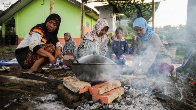 Korban Gempa Sukabumi Menderita, Tidur di Emperan, Butuh Terpal