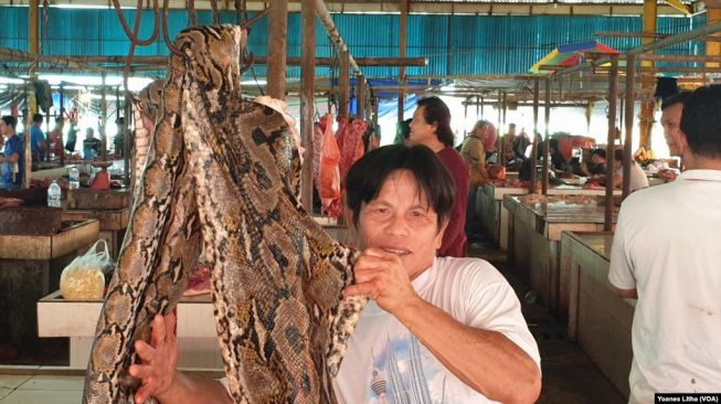 Daging kelelawar dan ular masih dijual di Pasar Ekstrem Tomohon, Sulawesi Utara, di tengah wabah virus Corona Covid-19. (VOA Indonesia/Yoanes Litha)