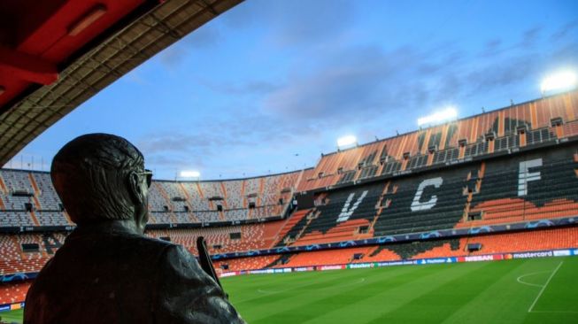 Sosok penggemar sejati Valencia, Vicente Navarro Aparicio, yang kini dipatungkan di Stadion Mestalla. (Twitter/@valenciacf_en)
