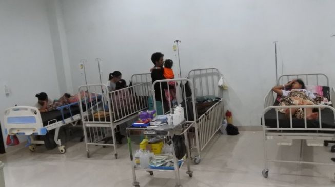 Pasien DBD yang dirawat di salah satu ruangan di RSUD TC Hillers, Rabu (11/3). (ANTARA/Kornelis Kaha)