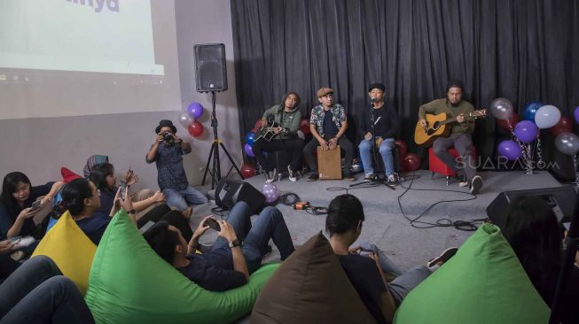 Grup band Steven & Coconut Treez tampil saat hari ulang tahun (HUT) ke-6 Suara.com di kantor redaksi Suara.com, Jakarta, Rabu (11/3). [Suara.com/Angga Budhiyanto]    