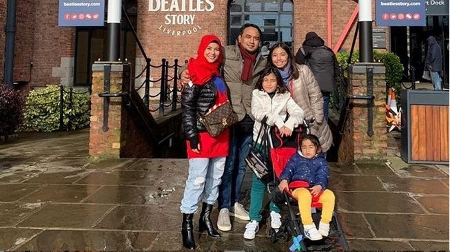 Bebi Romeo dan Meisya Siregar bersama anak-anaknya tengah berlibur di Liverpool, Inggris. [Instagram]