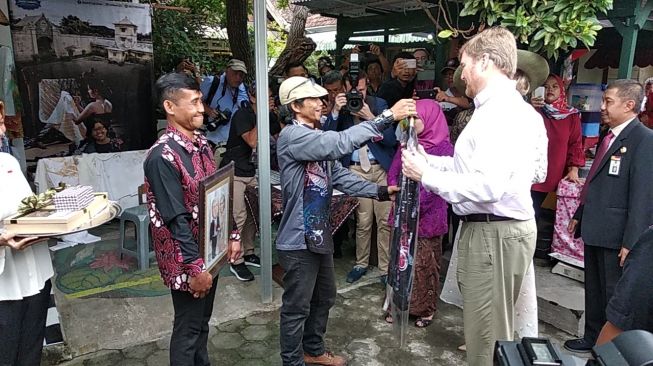 Raja Belanda Ucap Bahasa Indonesia Saat Diberi Batik Warga Kampoeng Cyber