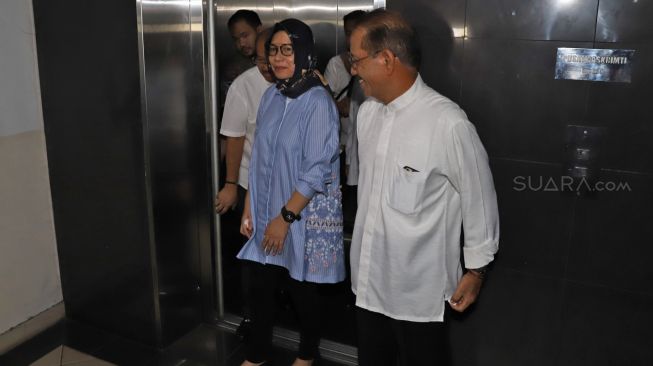 Mantan Dirut Pertamina Karen Agustiawan ketika keluar dari lift di Kejaksaan Agung Republik Indonesia, Jakarta, Selasa (10/03). [Suara.com/Alfian Winanto]