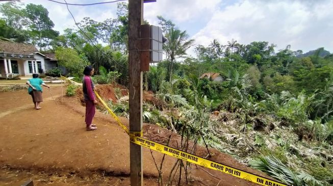 Tiga KK di Kulon Progo Mengungsi karena Longsor