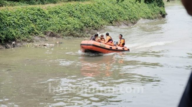 Tim SAR menyusuri menggunakan perahu karet guna mencari jasad korban. (Istimewa/Beritajatim.com)