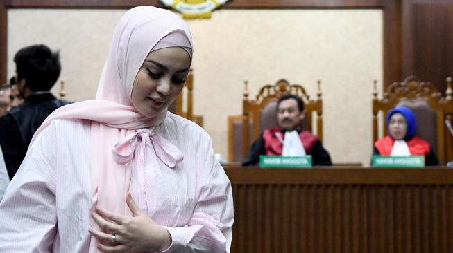 Artis Jennifer Dunn mengikuti sidang saat menjadi saksi dari kasus tindak pidana pencucian uang (TPPU) dan korupsi alat kesehatan di Pemprov Banten dan Pemkot Tangerang Selatan dengan terdakwa Tubagus Chaeri Wardana di Pengadilan Tipikor, Jakarta, Kamis (12/3). [ ANTARA FOTO/M Risyal Hidayat]