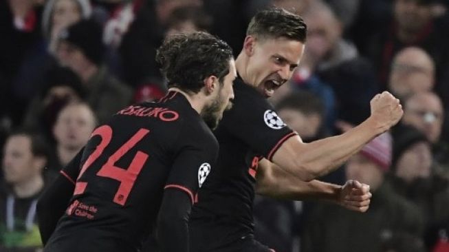 Gelandang Atletico Madrid Marcos Llorente (kanan) merayakan golnya ke gawang Liverpool di laga Liga Champions di Anfield. JAVIER SORIANO / AFP
