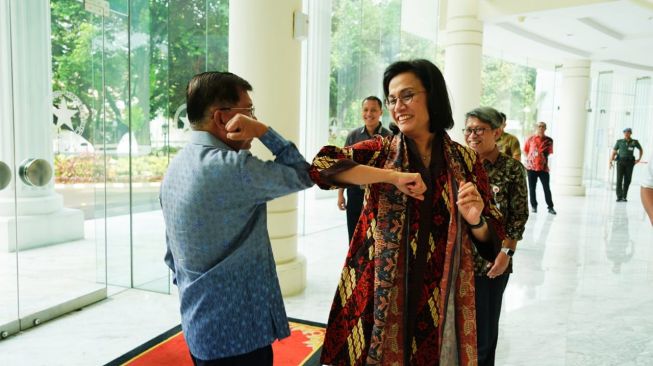 Bertemu di Kantor Wapres, JK dan Sri Mulyani Saling Sapa Dengan Salam Siku