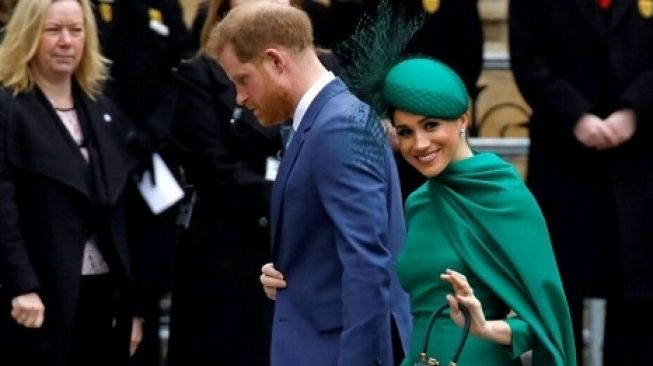 Pangeran Harry dan Meghan Markle saat menjalankan tugas terakhir sebagai anggota senior keluarga Kerajaan Inggris. (Foto: Tolga Akmen/AFP)