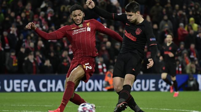 Striker Atletico Madrid Alvaro Morata menendang bola selama pertandingan Liga Champions babak 16 besar antara Liverpool melawan Atletico Madrid di Anfield, Liverpool, Inggris, Kamis (12/3) dini hari WIB[JAVIER SORIANO / AFP]