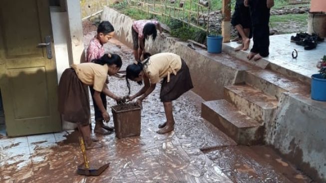 Sekolah Kebanjiran, Siswa SD Glompong Kerja Bakti Bersihkan Lumpur