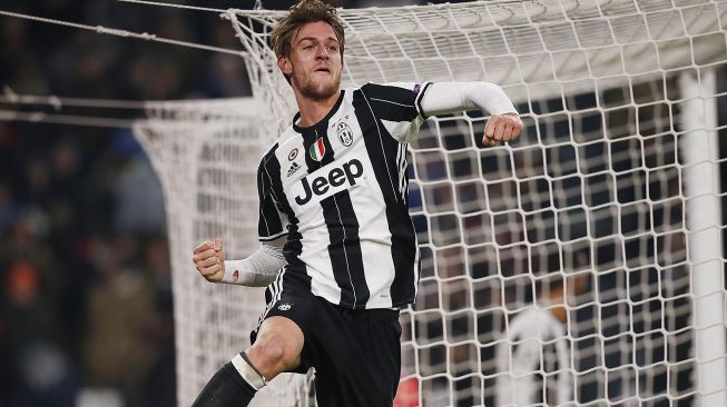 Bek Juventus Daniele Rugani saat pertandingan sepak bola Liga Champions Juventus melawan GNK Dinamo Zagreb pada 7 Desember 2016 di 'Stadion Juventus, Turin, Italia. [MARCO BERTORELLO / AFP]