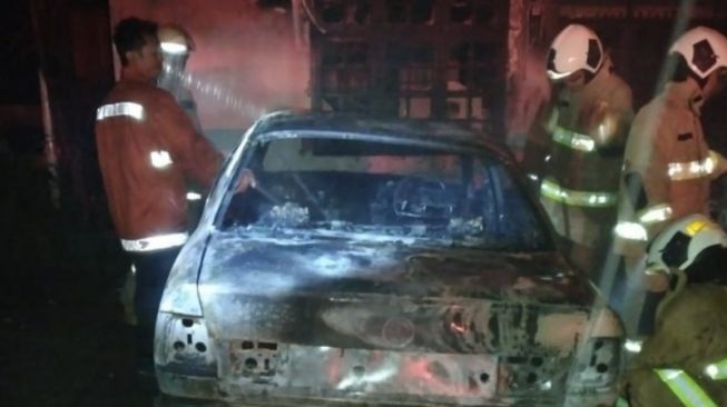 Dua Mobil Mewah Terbakar di Garasi, Petugas Damkar: Diduga dari Bom Molotov