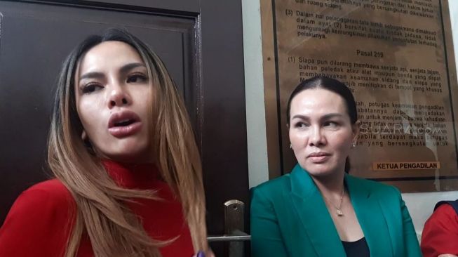 Nikita Mirzani dan Fitri Salhuteru saat menunggu persidangan kasus KDRT di Pengadilan Negeri Jakarta Selatan, Kamis (12/3/2020). [Yuliani/Suara.com]