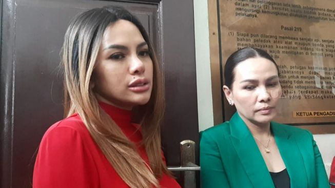 Nikita Mirzani dan Fitri Salhuteru saat menunggu persidangan kasus KDRT di Pengadilan Negeri Jakarta Selatan, Kamis (12/3/2020). [Yuliani/Suara.com]