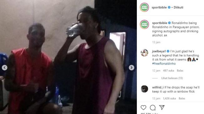 Potret Ronaldinho yang diduga sedang menenggak segelas alkohol. (Instagram/sportbible)