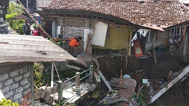 Aliran Drainase Sebabkan Rumah di Jlagran Amblas, Longsor Terjadi 3 Kali