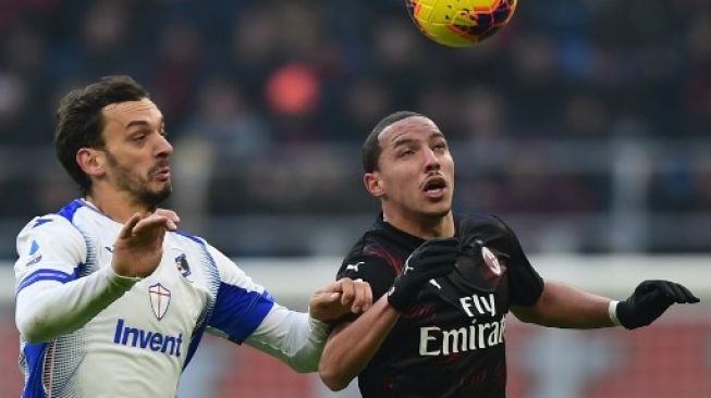 Pemain Sampdoria Manolo Gabbiadini (kiri) berebut bola dengan pemain AC Milan dalam pertandingan Serie A. [AFP]