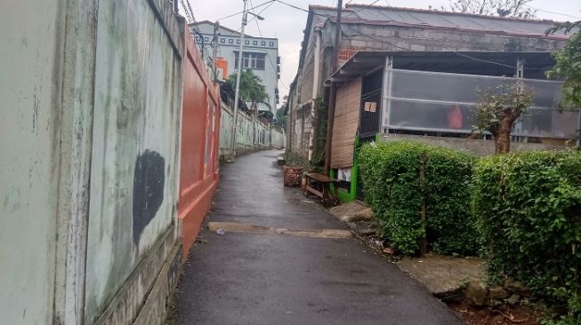 Lokasi aksi remas payudara driver ojol di Gang H. Moh. Akib, RT. 07 RW. 02, Ciracas, Jakarta Timur. (Suara.com/Arga).