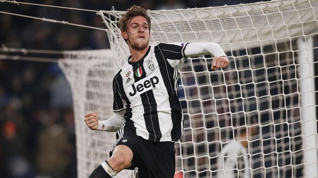 Bek Juventus Daniele Rugani saat pertandingan sepak bola Liga Champions Juventus melawan GNK Dinamo Zagreb pada 7 Desember 2016 di 'Stadion Juventus, Turin, Italia. [MARCO BERTORELLO / AFP]