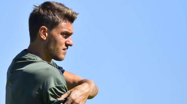 Bek Juventus, Daniele Rugani saat sesi latihan menjelang pertandingan sepak bola Liga Champions UEFA Barcelona vs Juventus pada 11 September 2017 di Vinovo, dekat Turin.
[Marco BERTORELLO / AFP]